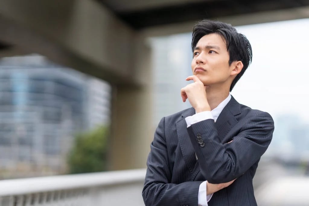 悩むサラリーマン