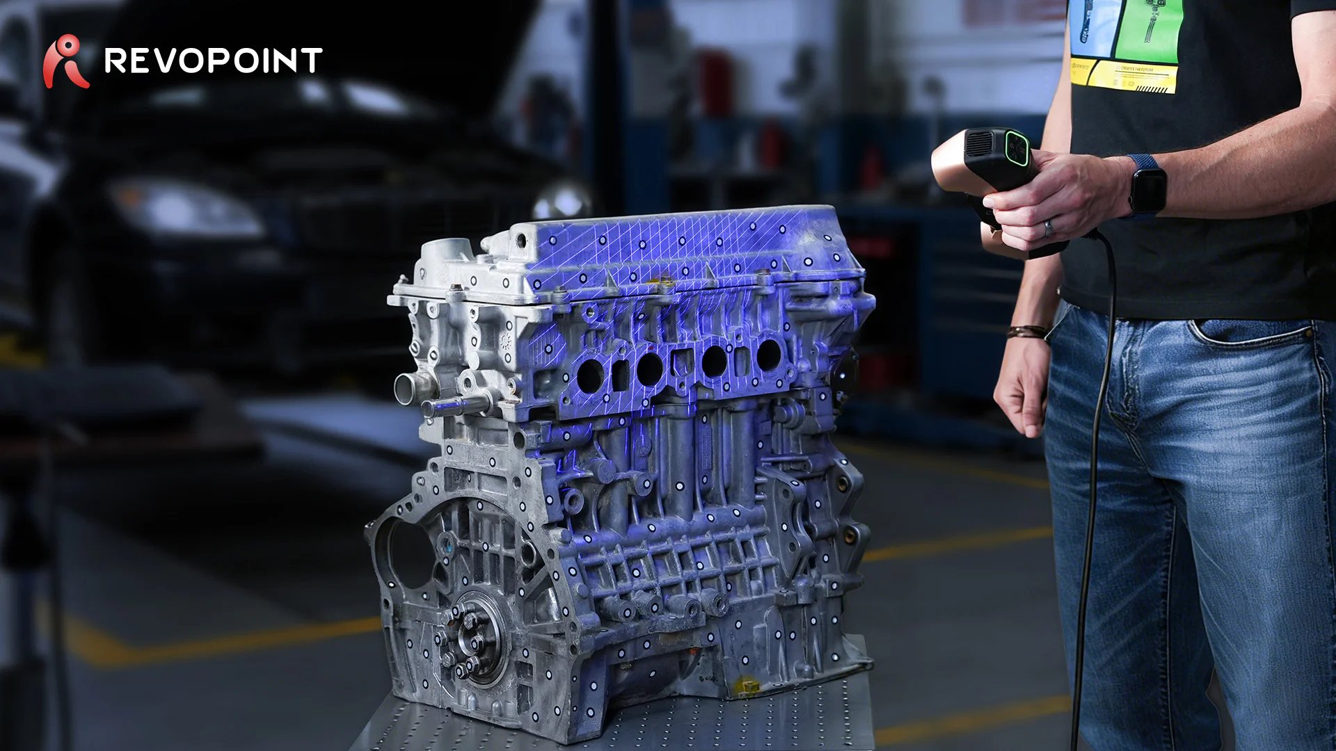 ハンディ3Dスキャナーでエンジン部品の形状を取得している様子